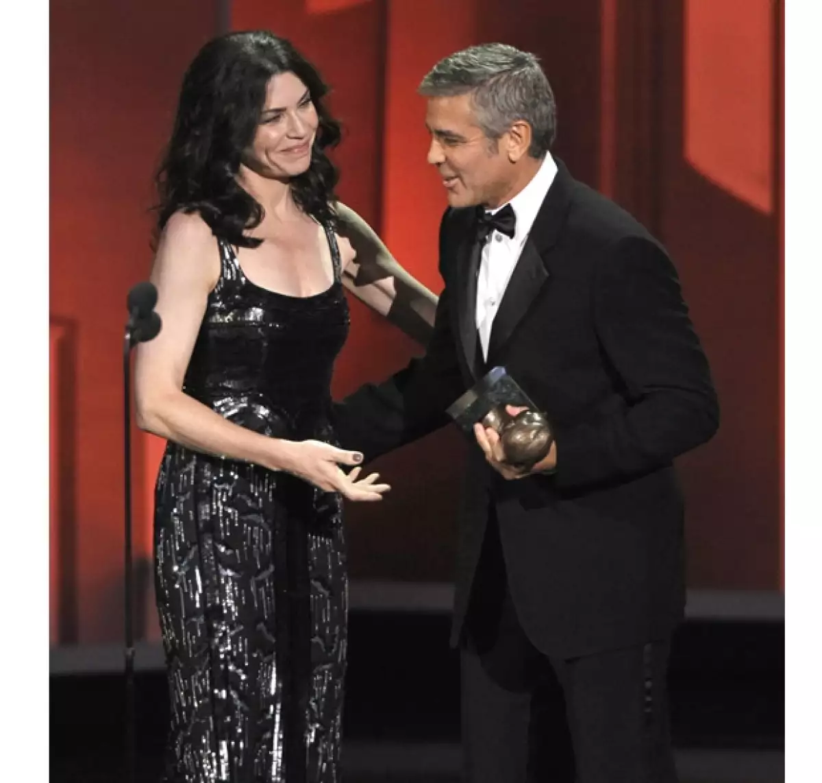 George Clooney aceptó el Premio Humanitario Bob Hope de su ex compañera de ER Julianna Margulies.