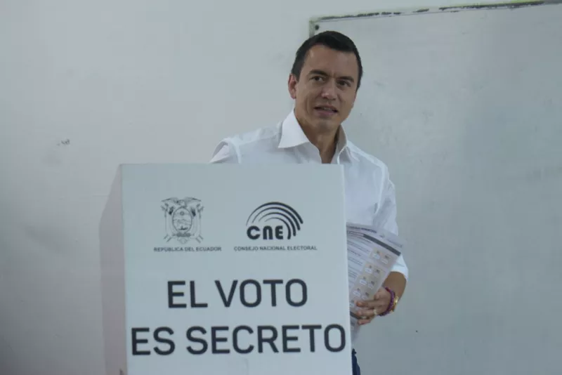 El presidente de Ecuador, Daniel Noboa, vota en un centro de votación en Olon, provincia de Santa Elena, Ecuador, el 21 de abril de 2024, durante un referéndum sobre medidas más estrictas contra el crimen organizado.