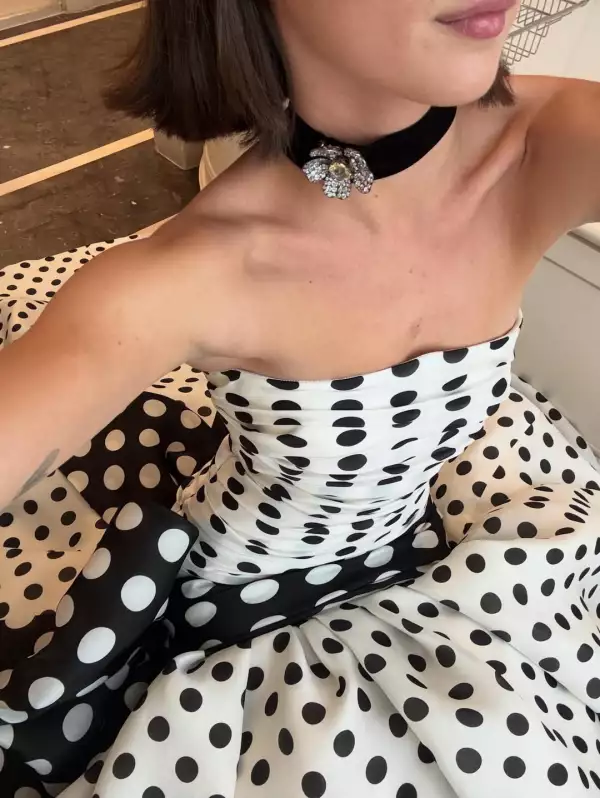 La nieta de Carolina Herrera usa un look de Wes Gordon para su debut en ...