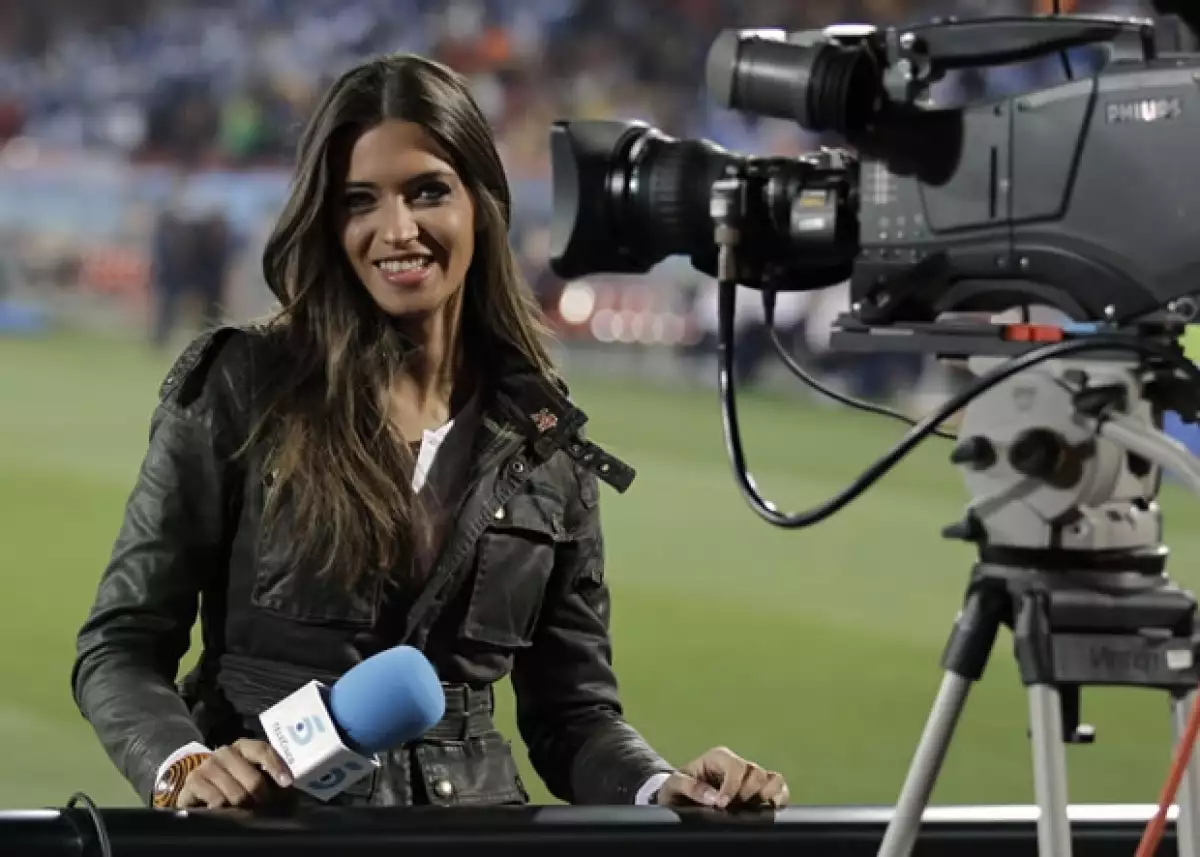 La reportera española fue cuestionada sobre la apuesta que hizo su novio antes del Mundial en la que dijo que si ganaba España la Copa del Mundo él se casaba o se rapaba.