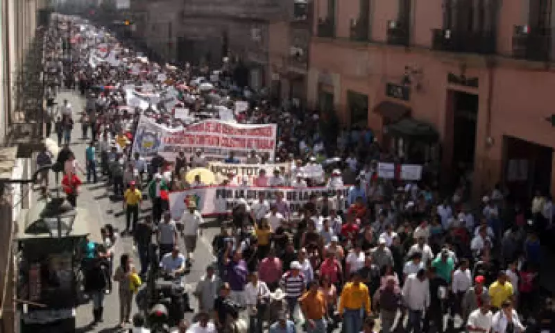 Si la Ley permite que un sindicato que ni siquiera acredita tener la representación de los trabajadores de una empresa la pueda emplazar a huelga, dejan en completa indefensión al patrón. (Foto: Notimex)