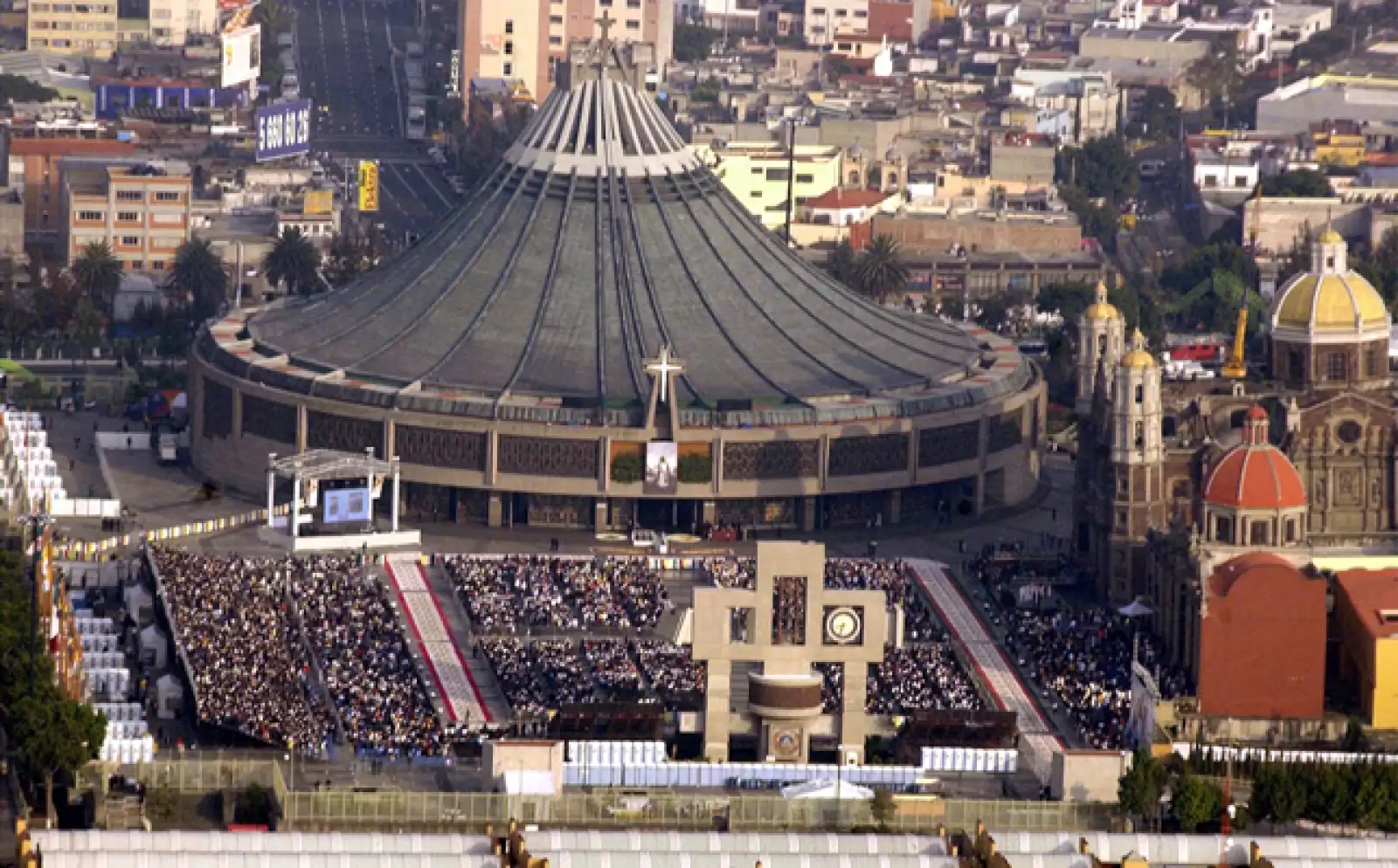 Miles de personas, adentro y afuera de la Basílica, se congregaron para la celebración religiosa.
