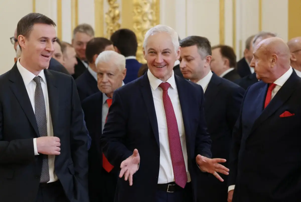 En esta fotografía de la piscina distribuida por la agencia estatal rusa Sputnik, el ministro ruso de Agricultura, Dmitry Patrushev (izq.) y el primer viceprimer viceprimer ministro de la Federación de Rusia, Andrei Belousov (?) Conversaciones antes de la ceremonia de toma de posesión del presidente ruso en el Kremlin en Moscú el 7 de mayo de 2024.