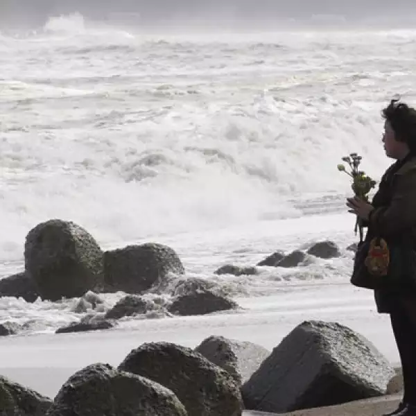 En Onagawa muchas personas oraron en silencio tomadas de la mano y de cara al mar.
