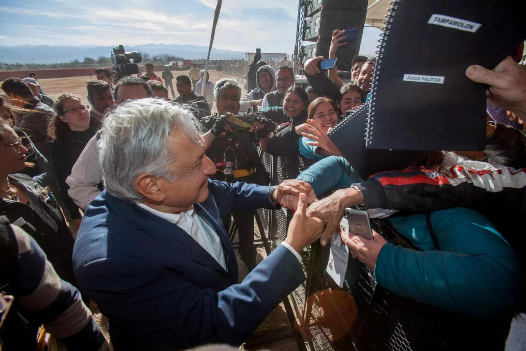 MUNICIPIO CEDRAL, SAN LUIS POTOSÍ, 29ENERO2019.- El Presidente de México Andrés Manuel López Obrador puso en marcha el programa alimentario Canastas Básica Integral para combatir la pobreza a nivel nacional. La canasta se ampliará de 23 productos a 40 las cuales se mantendrán a bajos precios, los artículos serán comercializadas por las autoridades federales en las comunidades rurales de alta y muy alta marginación.
FOTO: ANDRÉS YAÑEZ /CUARTOSCURO.COM