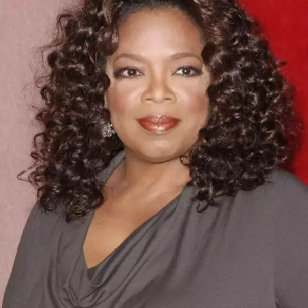 Oprah Winfrey recuerda con mucha emoción la Navidad en la que tenía 12 años. Esa noche, su mamá le dijo que no había dinero para los regalos, pero esa misma noche, tres monjas golpearon la puerta y les trajeron pavo, frutas y algunos juegos.