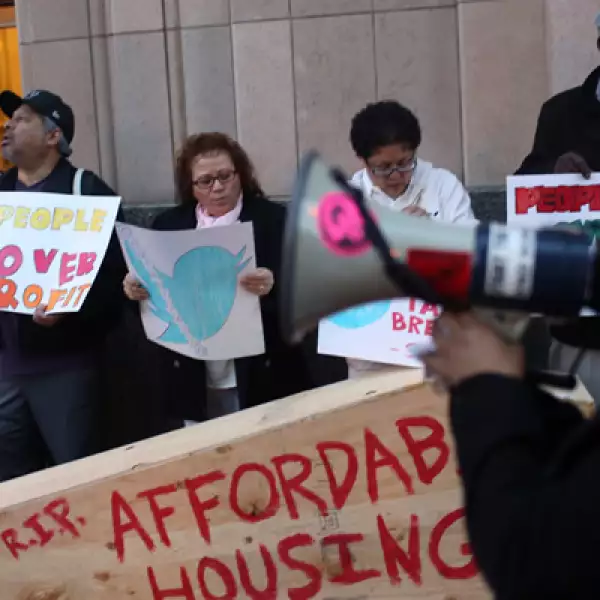 Un grupo de personas se manifestó contra los recortes de impuestos corporativos y los altos costos de la vivienda durante el debut del microblog.