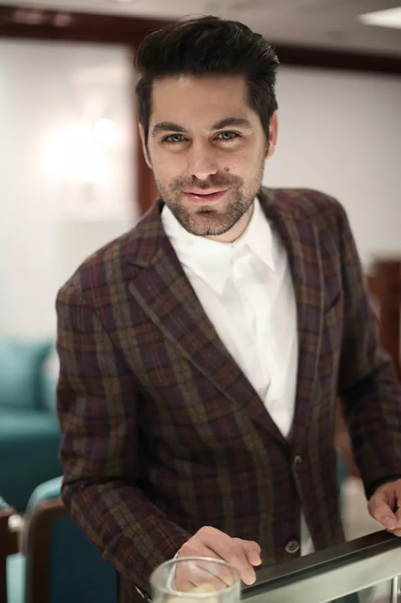 Renato no sólo es conocido por ser un gran conductor, además siempre ha tenido una relación muy estrecha con el mundo de la música. ¿Qué canciones no le pueden faltar? Descúbrelo aquí.