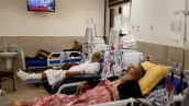 Los pacientes renales palestinos yacen en camas de hospital, ya que los funcionarios de salud dicen que se están quedando sin combustible para operar dispositivos de diálisis, en medio del conflicto israelí-palestino en curso, en el hospital Naser en Khan Younis, en el sur de la Franja de Gaza, el 15 de octubre de 2023.