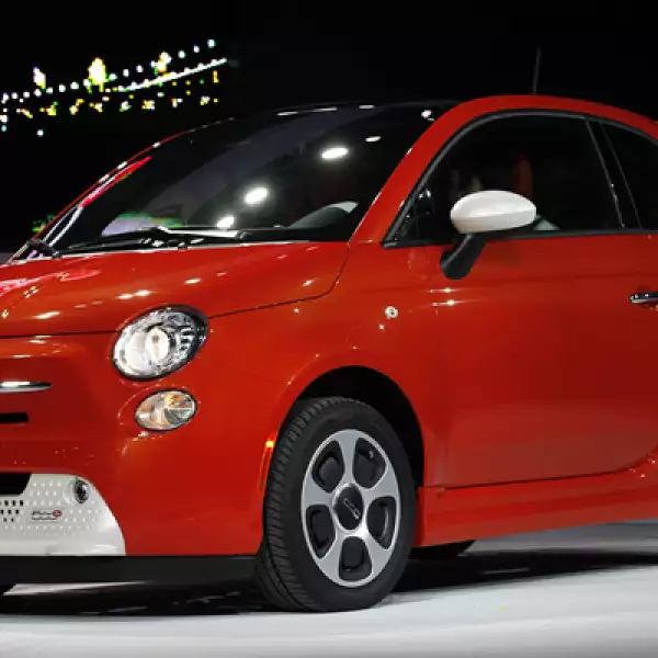 El Fiat 500e, un auto eléctrico, se presenta en el encuentro anual.