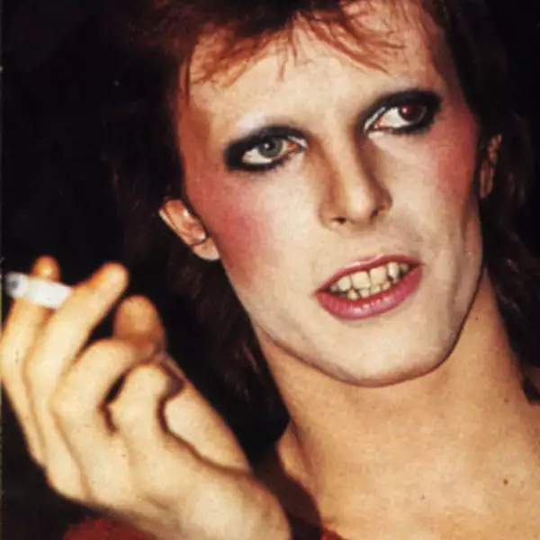 Aún con rubor en las mejillas y sombra en los ojos, David Bowie consiguió conquistar a la modelo Iman.