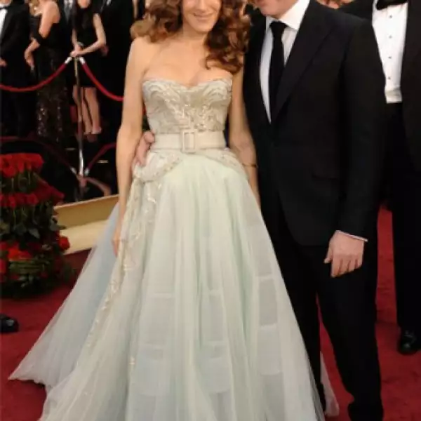 Sarah Jessica Parker, quien asistió acompañada de su esposo Matthew Broderick, hizo honor a Carrie Bradshaw eligiendo un diseño de Dior Haute Couture y joyas de Fred Leighton.
