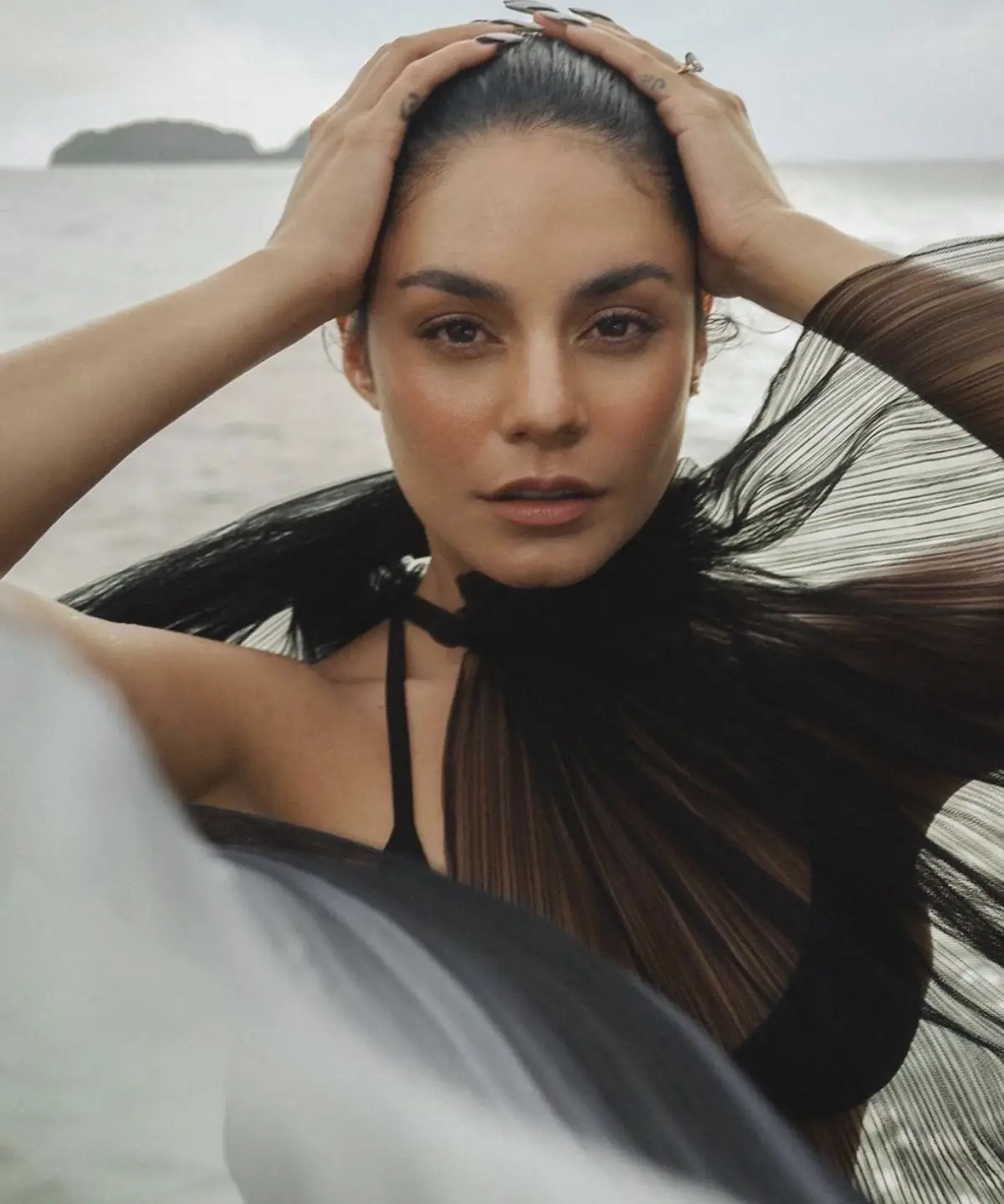 Vanessa Hudgens en la playa con un vestido café