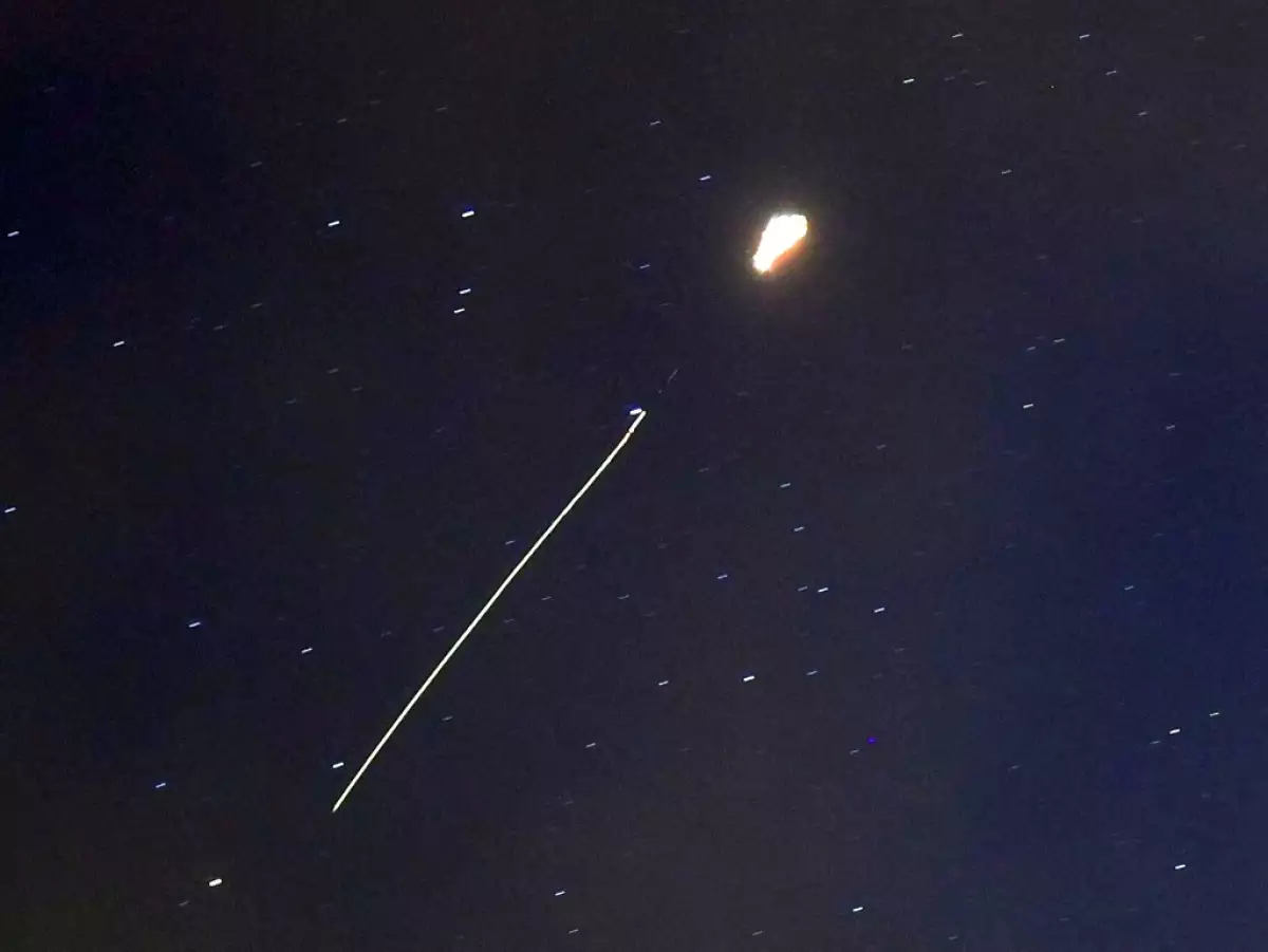 Una explosión de un objeto volador lanzado desde la dirección de Tongch'ang-ri en Corea del Norte se muestra en Dandong, China, el 27 de mayo de 2024.