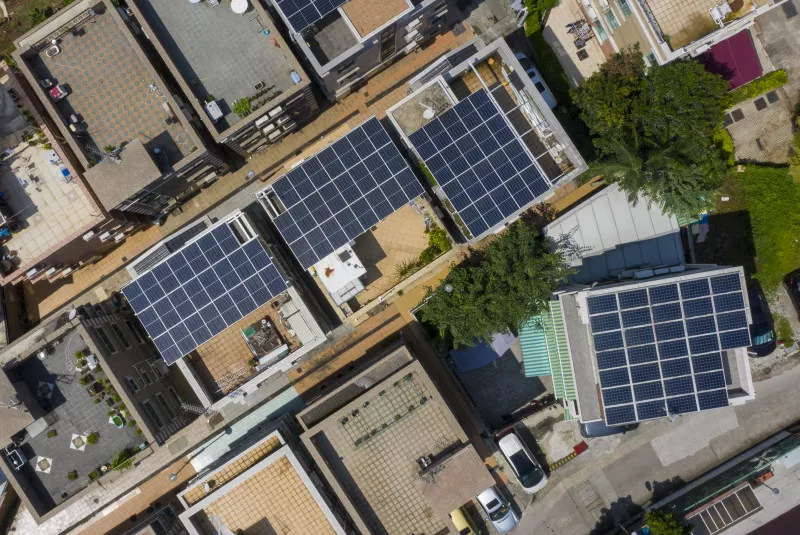 Paneles solares en techos de viviendas