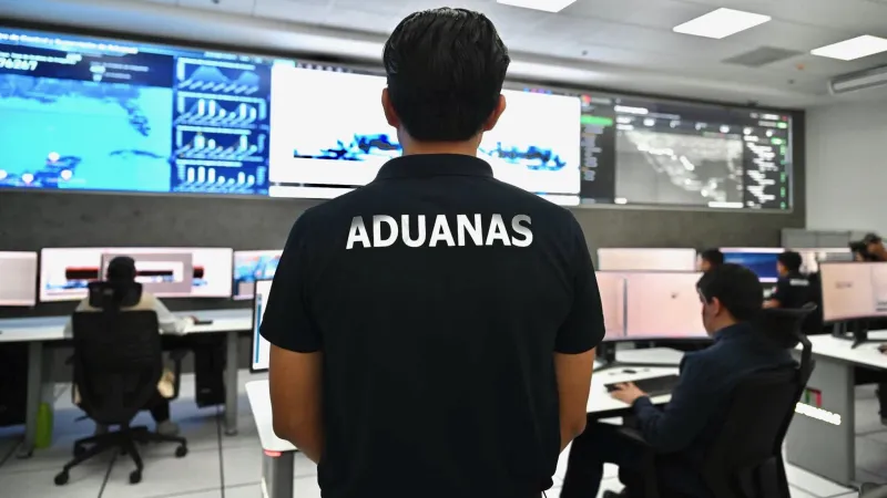 Un agente aduanal verifica operaciones en aduana. Foto: Aduanas México/Facebook.