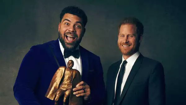 El príncipe Harry y el jugador Cameron Hayward de los Acereros de Pittsburgh