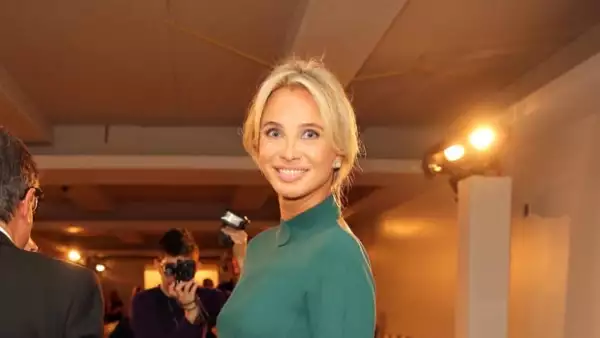 Su nombre real es Corinna Larsen y se dice que es la responsable de que los rumores de que el divorcio entre Doña Sofía y el ex monarca sea inminente.