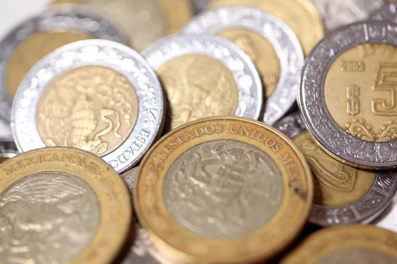 El peso mexicano se deprecia este 19 de abril por conflicto en Medio Oriente