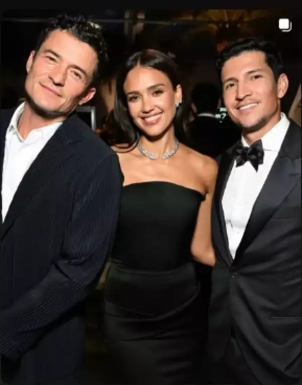 Orlando Bloom, Jessica Alba y Danny Ramirez