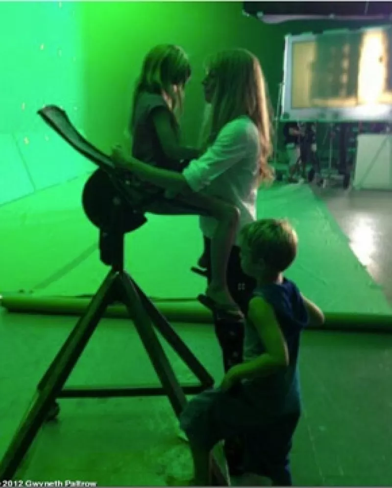 La actriz confesó a la revista InStyle que sólo deja que Apple y Moses miren televisión en esos idiomas en vez de inglés.