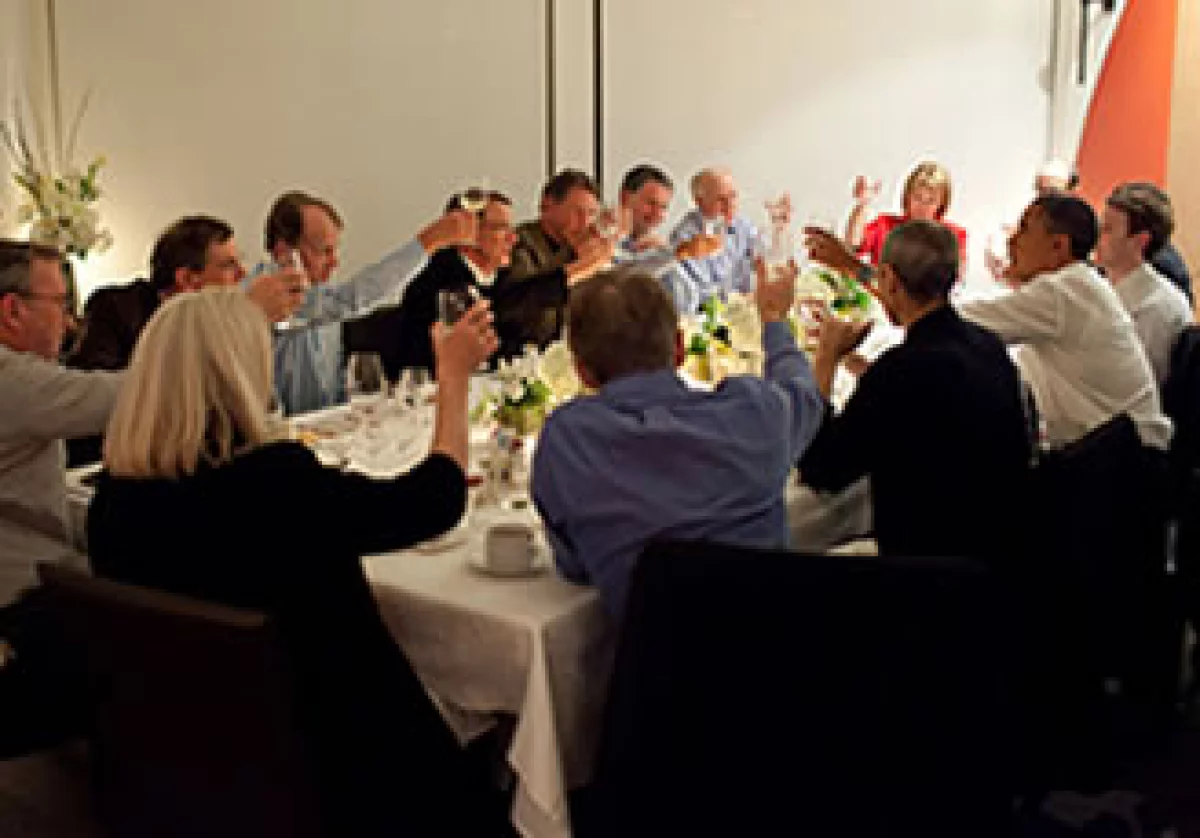 En la imagen se ve a Steve Jobs y Mark Zuckerberg junto a Obama, además de Larry Ellison, Carol Bartz y Eric Schmidt, entre otros ejecutivos de Silicon Valley. (Foto: Cortesía Flickr.com White House)