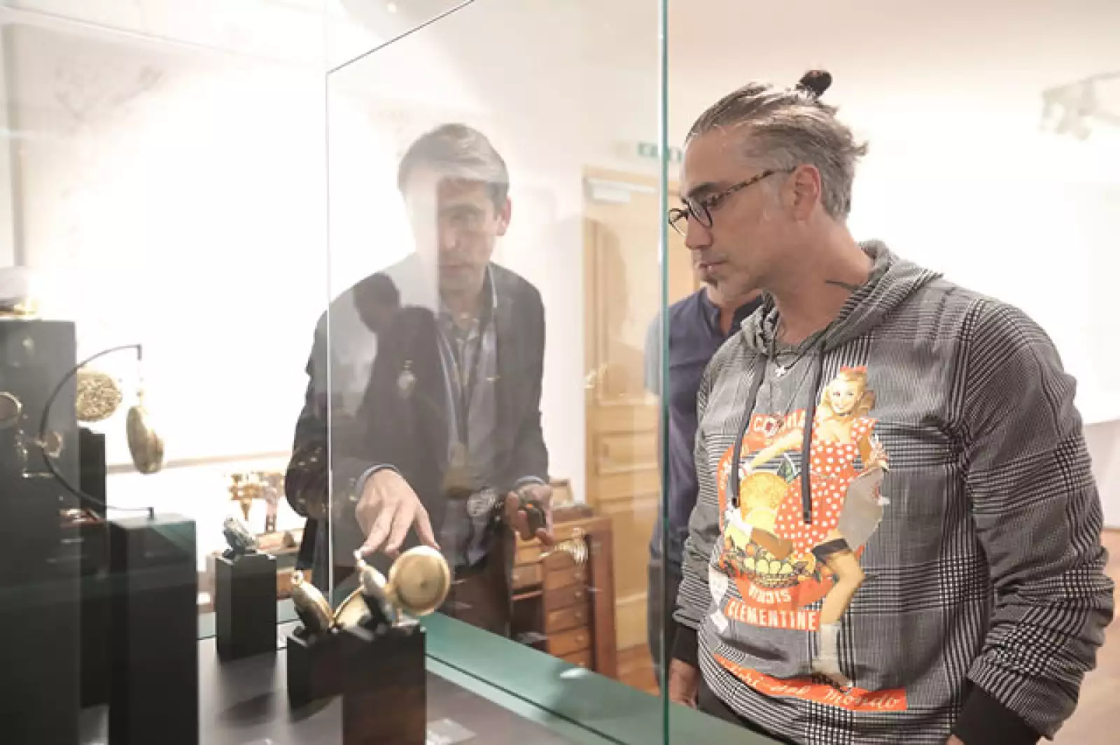 Recibió explicaciones de algunas de las piezas que se mostraron como parte de la exposición.