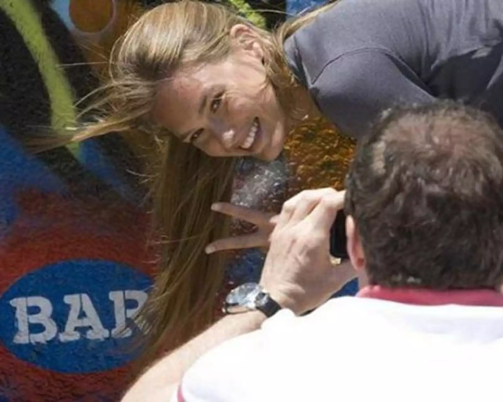 La modelo Bar Refaeli aprovechó que vio su nombre pintado en una pared y se tomó la foto del recuerdo.