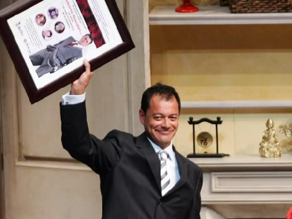 El actor recibió un homenaje por sus 30 años de trabajo continuo en los que se incluyen más de 40 puestas en escena profesionales y un sinfín de telenovelas. Y agradeció el apoyo de su familia.