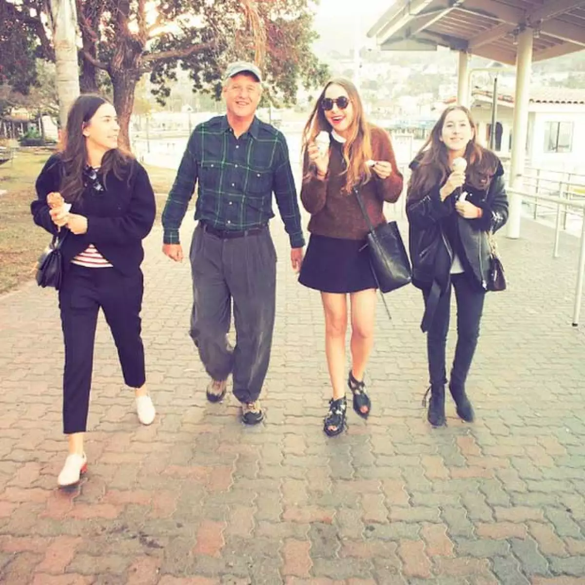 Su padre y el director de Hollywood se unieron al girl day de Taylor.