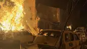 Coche se incendia frente a la sede de la Policía Municipal de Ojocaliente, Zacatecas. 