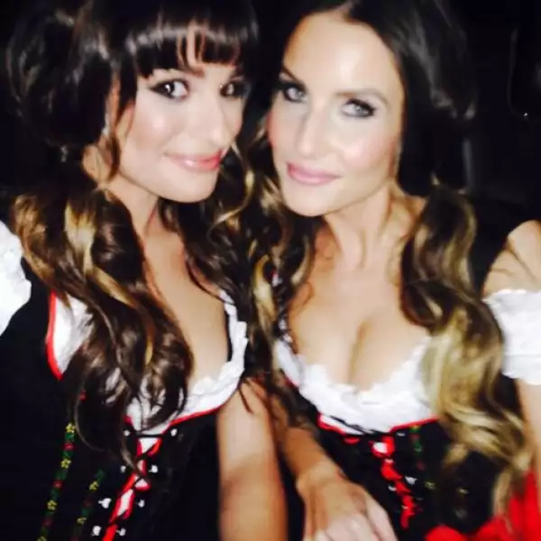 La actriz luce sonriente junto a su amiga.