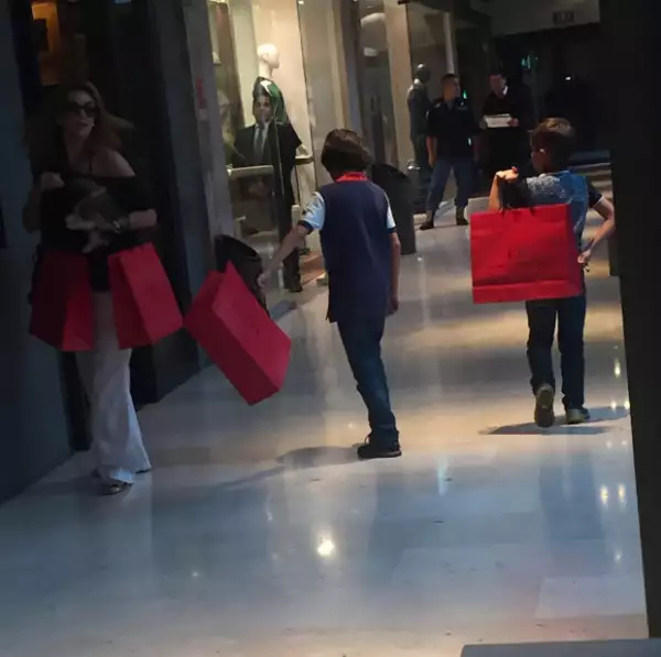 Pero Luis Miguel no fue el único en recibir regalos, también el papá de Aracely y su hermano fueron celebrados en el Día del Padre.