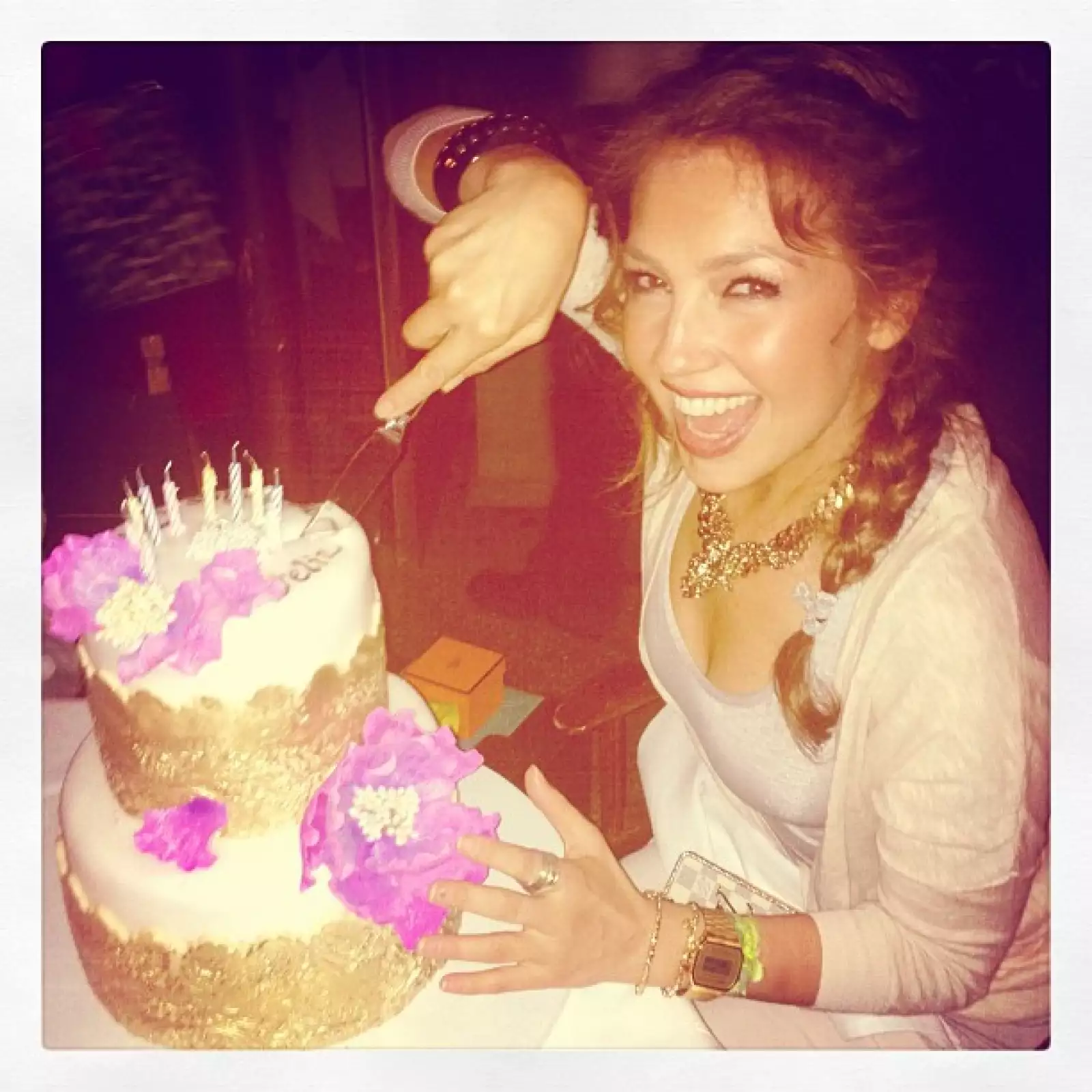 Thalía luce radiante y muy feliz, no desaprovechó la oportunidad de poner un anillo en el pastel y pedir un deseo en este día.