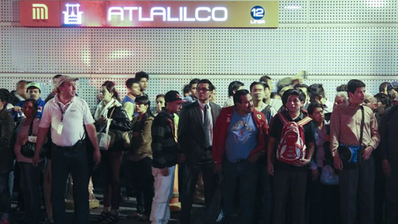 Los pasajeros se acumulaban en la estación Atlalilco para lograr subir a los trenes que solo viajan por seis estaciones de la Línea 12.