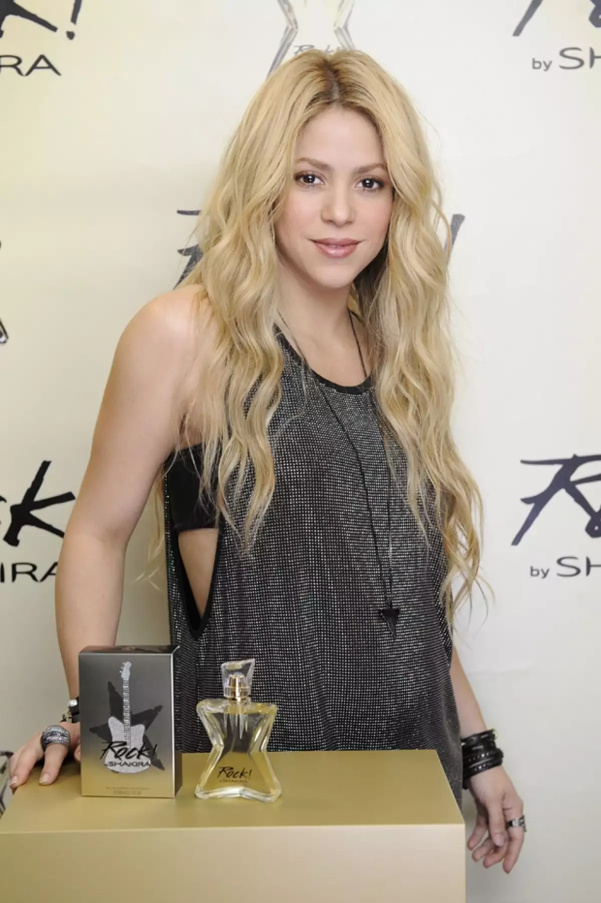 El jueves pasado la colombiana acudió a la presentación de su nueva fragancia ‘Rock by Shakira’, en donde habló por primera vez de su segundo embarazo.