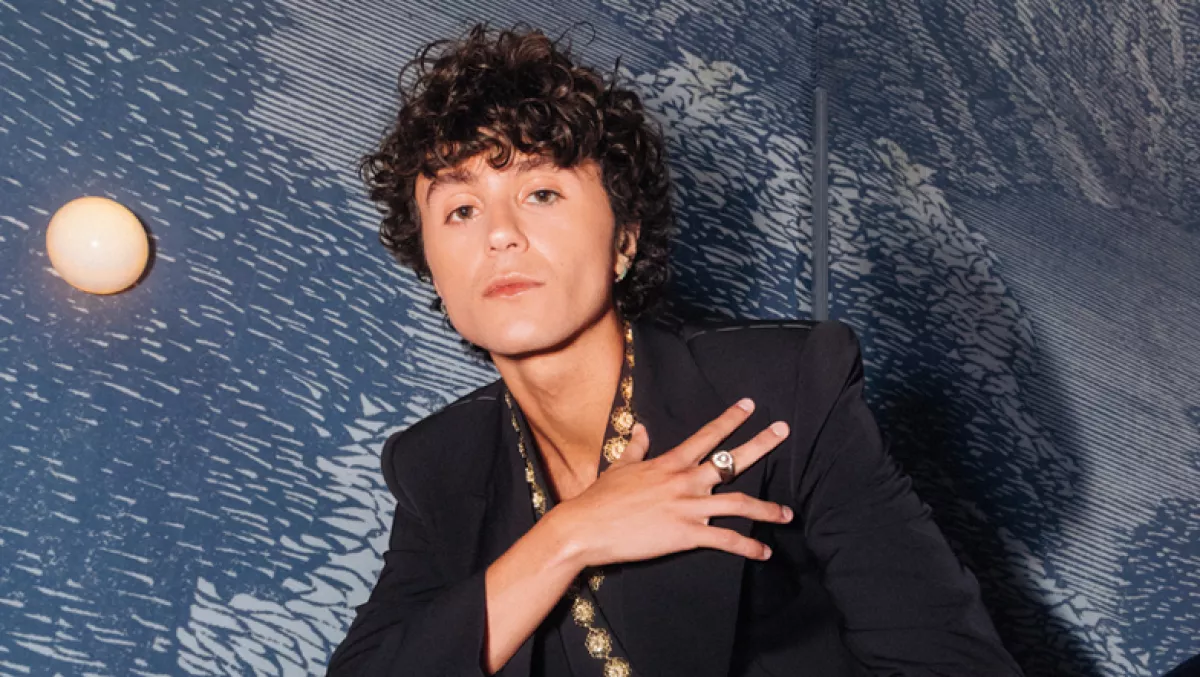 Foto del actor mexicano Fernando Cattori, en la CDMX, vestido de Dolce&Gabbana.