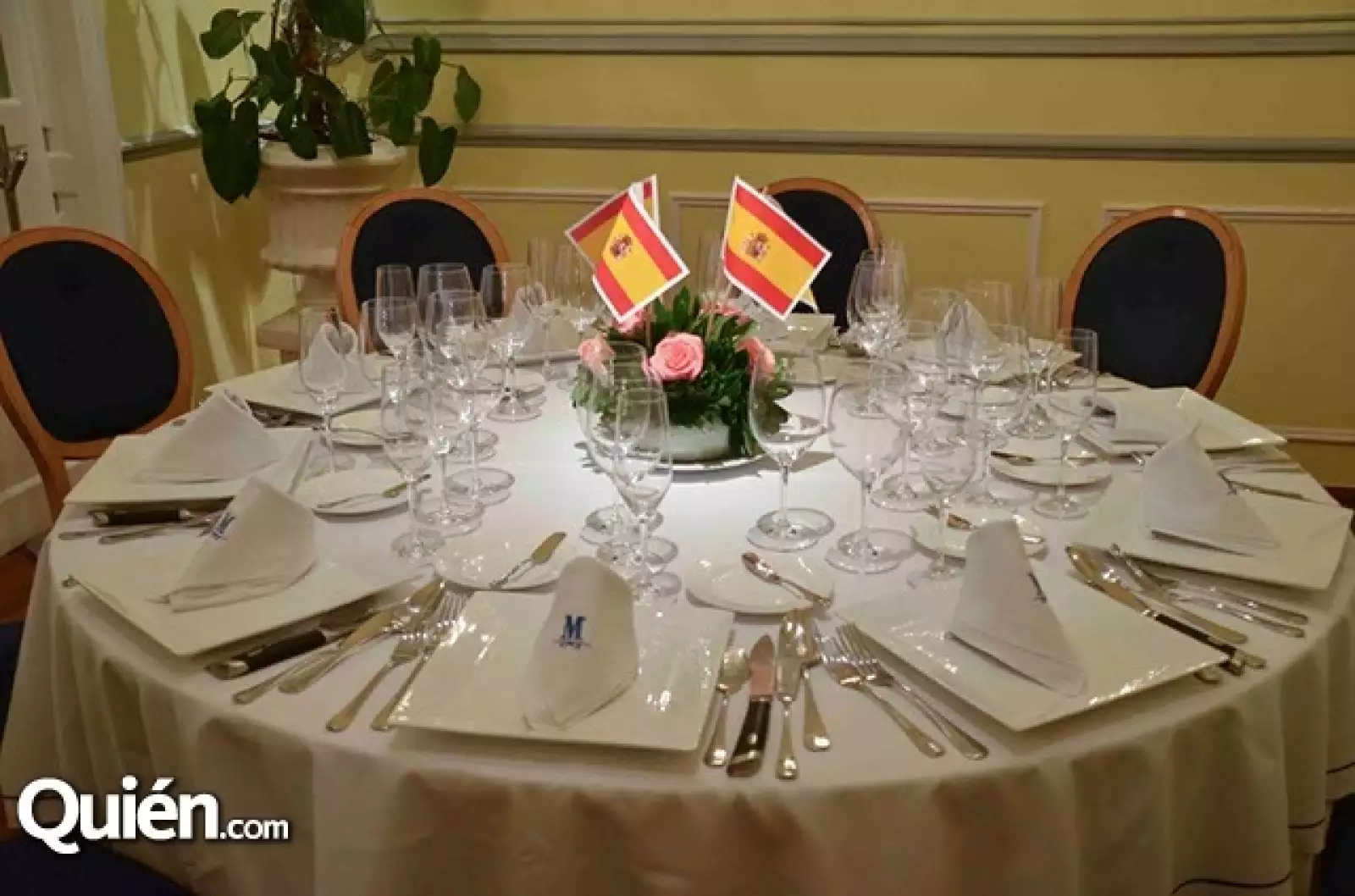 La Mesa para 10 comensales por el festival de comida española del restaurante Les Moustaches.