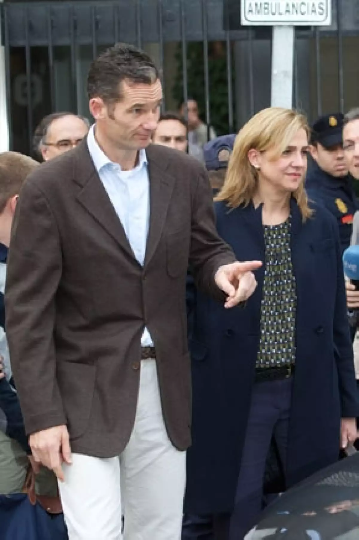 El fin de semana, durante la visita de la familia real al hospital, por motivo de la operación de cadera del rey Juan Carlos, sorprendió lo demacrado que luce Iñaki Urdangarin.