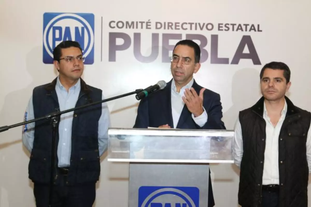 El vocero de la campaña del PAN en Puebla (centro) acusó que los videos presentados por los priistas son un montaje.