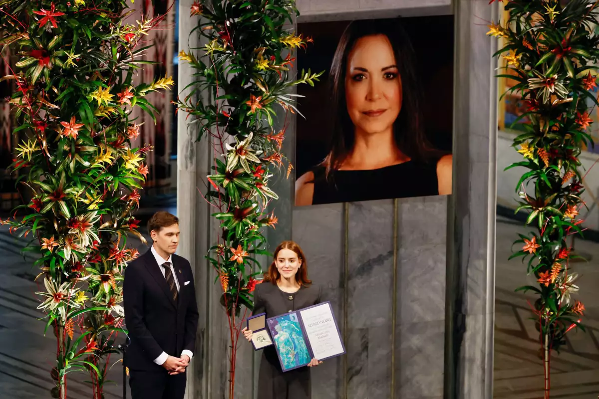 Ana Corina Sosa Machado, hija de la ganadora del Premio Nobel de la Paz María Corina Machado, observa después de aceptar el premio en nombre de su madre, durante la ceremonia del Premio Nobel de la Paz en el Ayuntamiento de Oslo, en Oslo, Noruega, el 10 de diciembre de 2025.