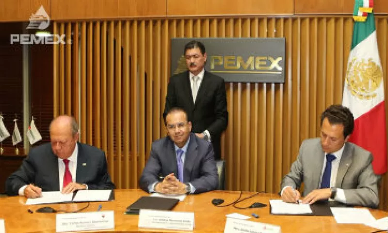 En la firma estuvieron presentes Romero Deschamps, líder del sindicato, Navarrete Prida, secretario del Trabajo, y Emilio Lozoya, director general de Pemex. (Foto: Cortesía Pemex)