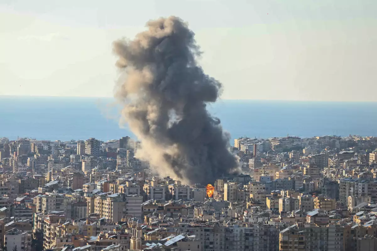 Plumas de humo se ollan después del bombardeo israelí en los suburbios del sur de Beirut el 2 de marzo de 2026. La guerra lanzada por Estados Unidos e Israel contra Irán se extendió por Oriente Medio el 2 de marzo con Hezbolá del Líbano entrando en la refriega y una base aérea británica en Chipre fue atacada.