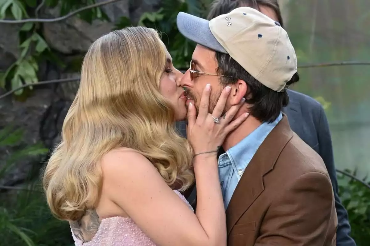 ¿Quién es Jonathan Bailey, el actor que besó a Scarlett Johansson en red carpet?
