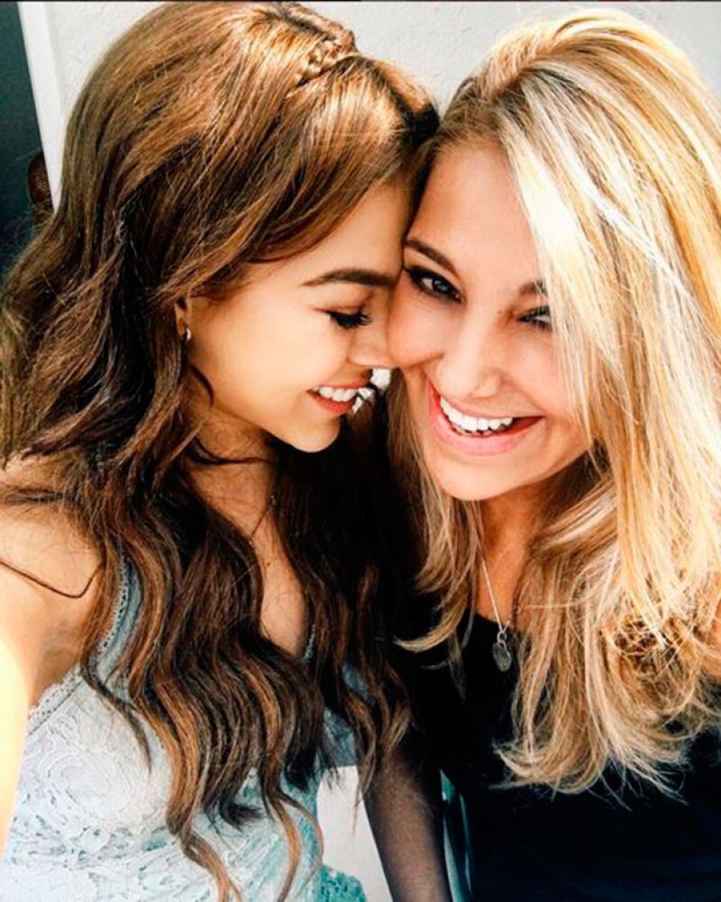 Danna Paola presume de tener una mamá muy guapa.