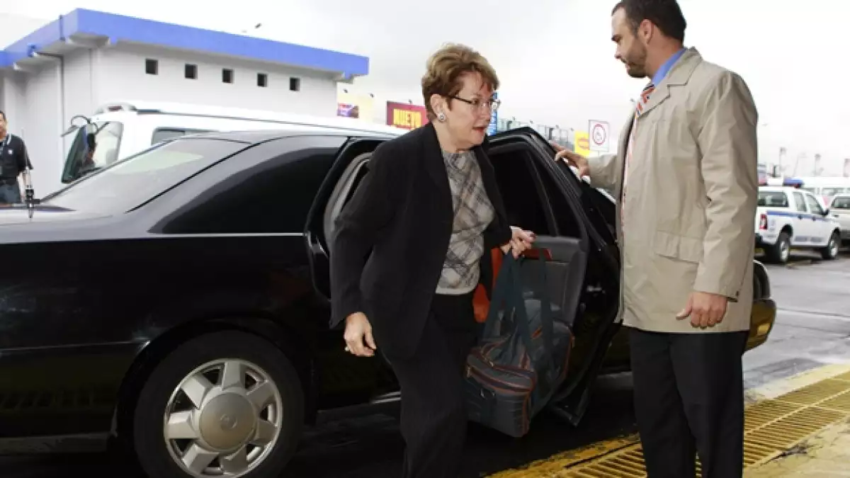 embajadora de EU en ecuador abandona el pais