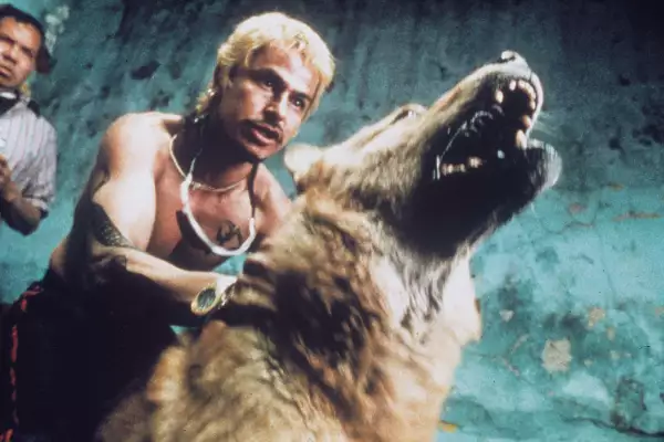 Gustavo Sánchez Parra en fotograma de la cinta Amores perros. 