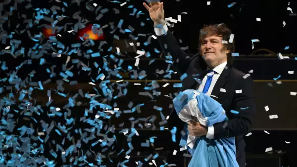 El presidente de Argentina, Javier Milei, saluda a los partidarios durante el lanzamiento de su nuevo libro, "The Making of the Miracle", en el Movistar Arena de Buenos Aires el 6 de octubre de 2025.