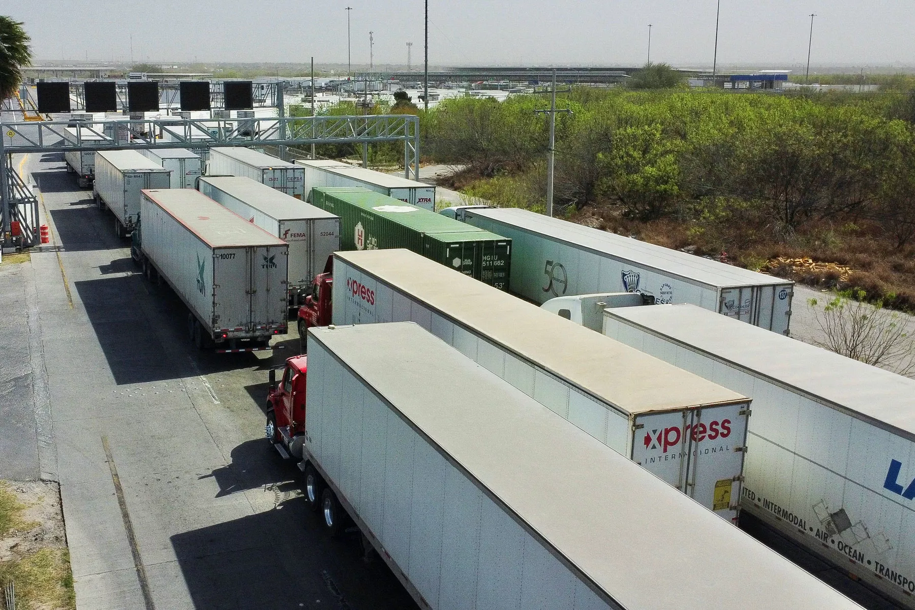 La congestión en la frontera retrasa miles de camiones y afecta la logística binacional