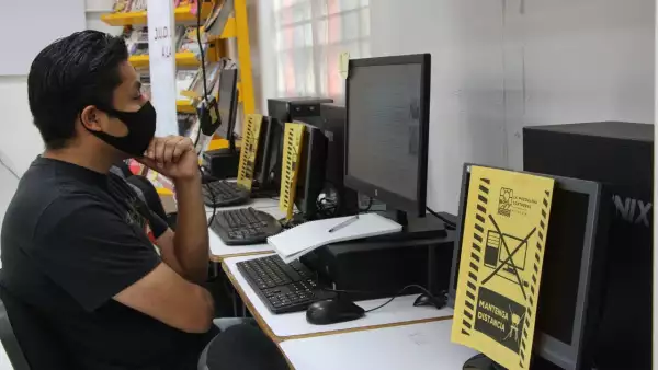 Hombre frente a una computadora